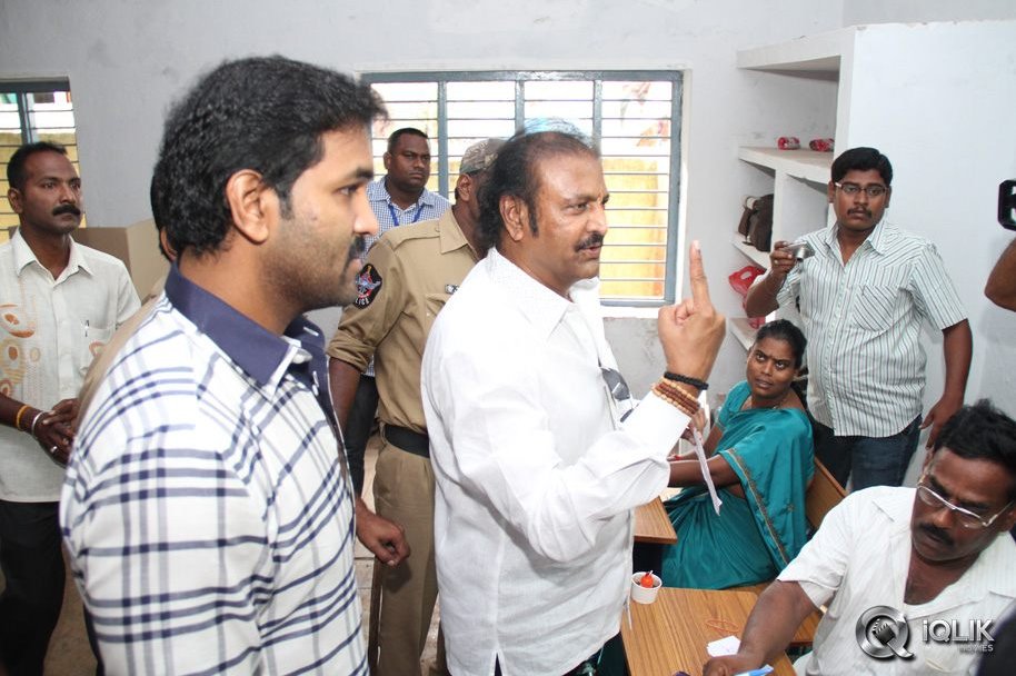 Mohan-Babu-Family-Casts-Vote-2014